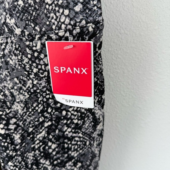New SPANX Faux Leather Snake Shine Leggings Grey NWT Casual Women’s Medium - Picture 6 of 13